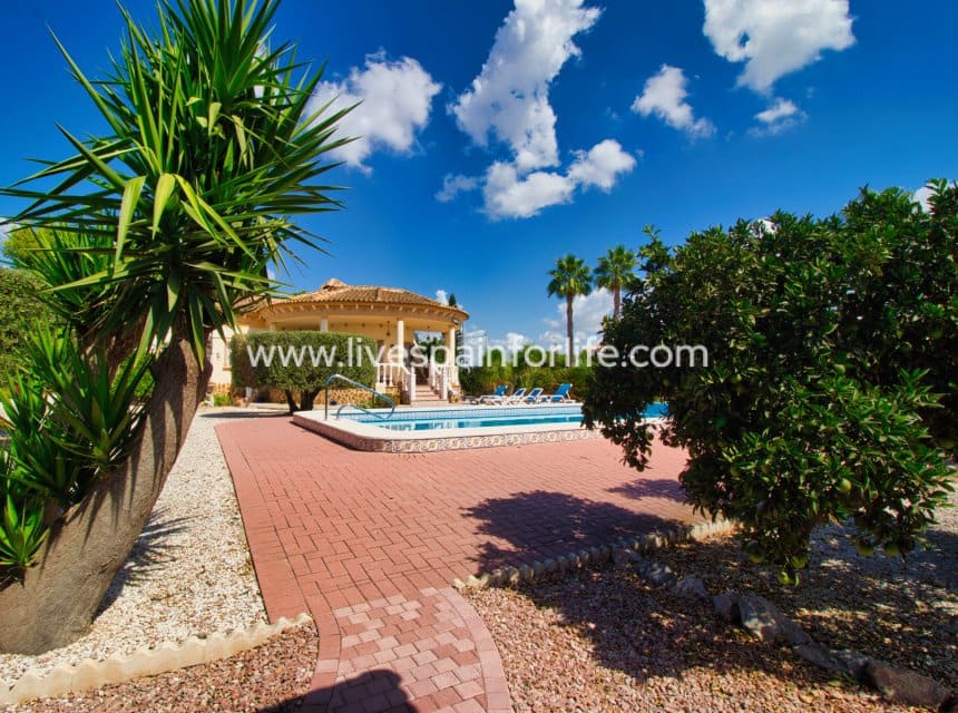 3 soveværelse Finca/Landehus til salg i Alicante by med swimmingpool - € 389.000 (Ref: 10076931)
