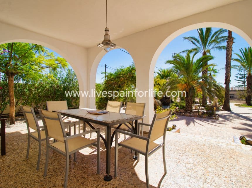 6 slaapkamer Finca/Landhuis te koop in Albatera met zwembad garage - € 485.000 (Ref: 10098927)