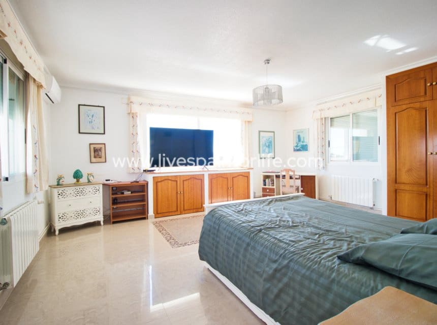 6 slaapkamer Finca/Landhuis te koop in Albatera met zwembad garage - € 485.000 (Ref: 10098927)