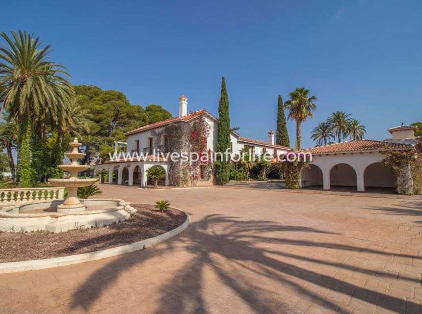 8 bedroom Business for sale in Novelda with pool garage - € 5,000,000 (Ref: 10117474)