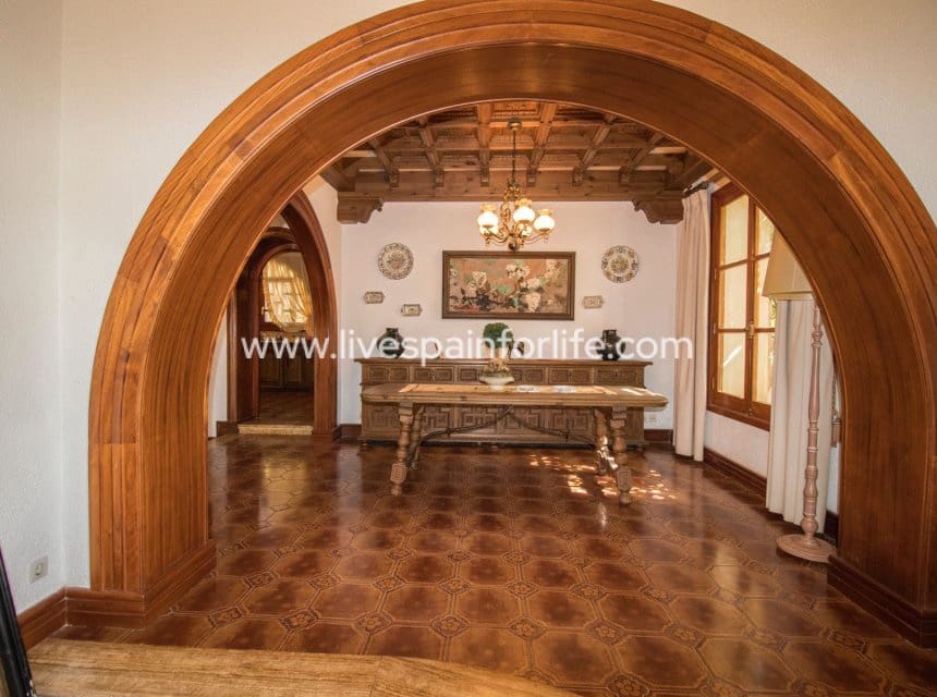 8 bedroom Business for sale in Novelda with pool garage - € 5,000,000 (Ref: 10117474)