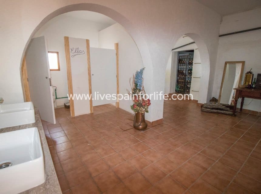 8 bedroom Business for sale in Novelda with pool garage - € 5,000,000 (Ref: 10117474)