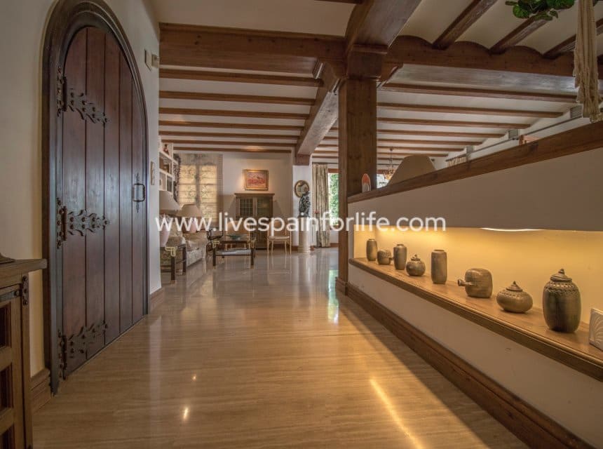 8 bedroom Business for sale in Novelda with pool garage - € 5,000,000 (Ref: 10117474)