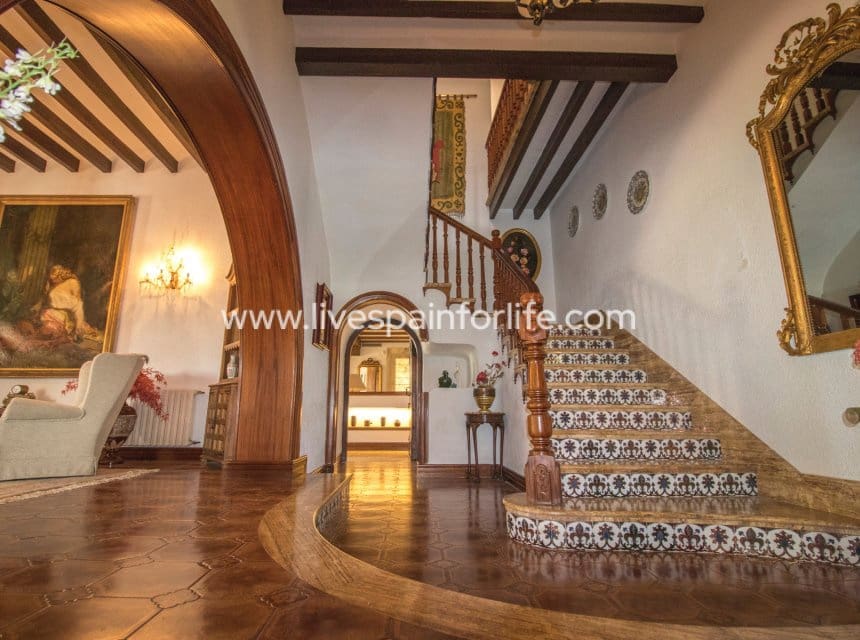 8 bedroom Business for sale in Novelda with pool garage - € 5,000,000 (Ref: 10117474)