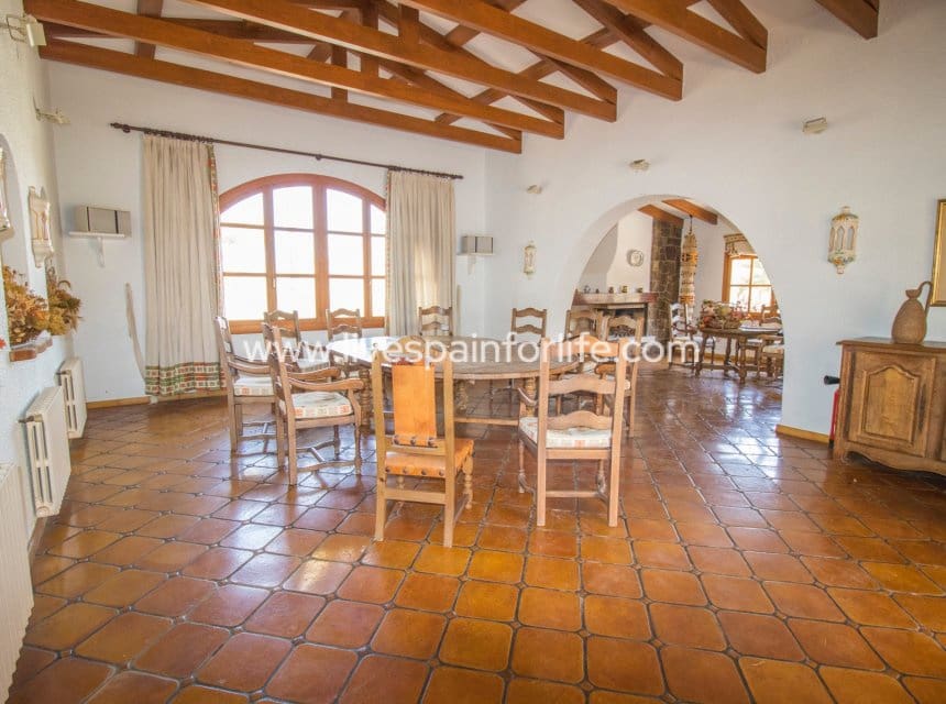 8 bedroom Business for sale in Novelda with pool garage - € 5,000,000 (Ref: 10117474)