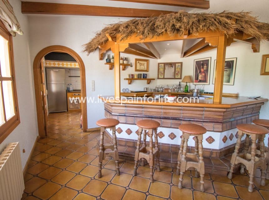 8 bedroom Business for sale in Novelda with pool garage - € 5,000,000 (Ref: 10117474)