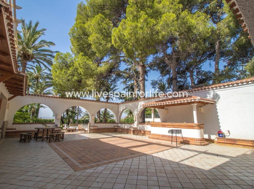 8 bedroom Business for sale in Novelda with pool garage - € 5,000,000 (Ref: 10117474)