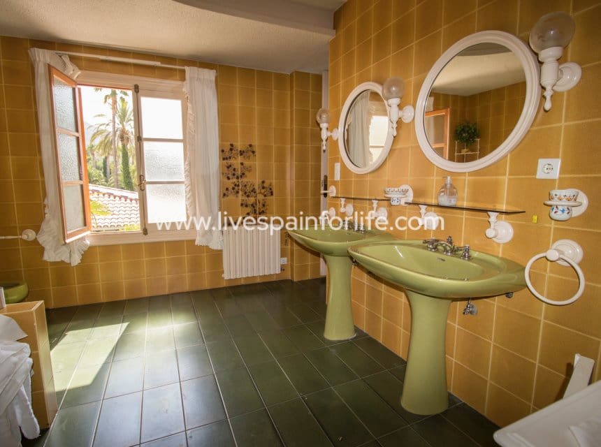 8 bedroom Business for sale in Novelda with pool garage - € 5,000,000 (Ref: 10117474)