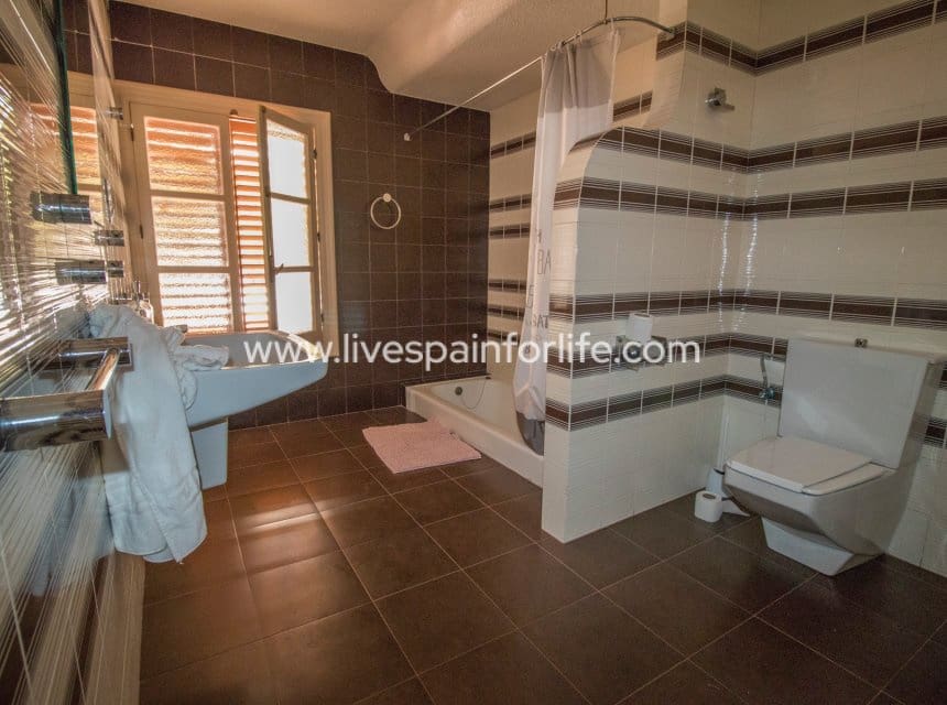 8 bedroom Business for sale in Novelda with pool garage - € 5,000,000 (Ref: 10117474)