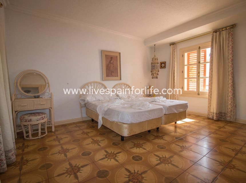 8 bedroom Business for sale in Novelda with pool garage - € 5,000,000 (Ref: 10117474)