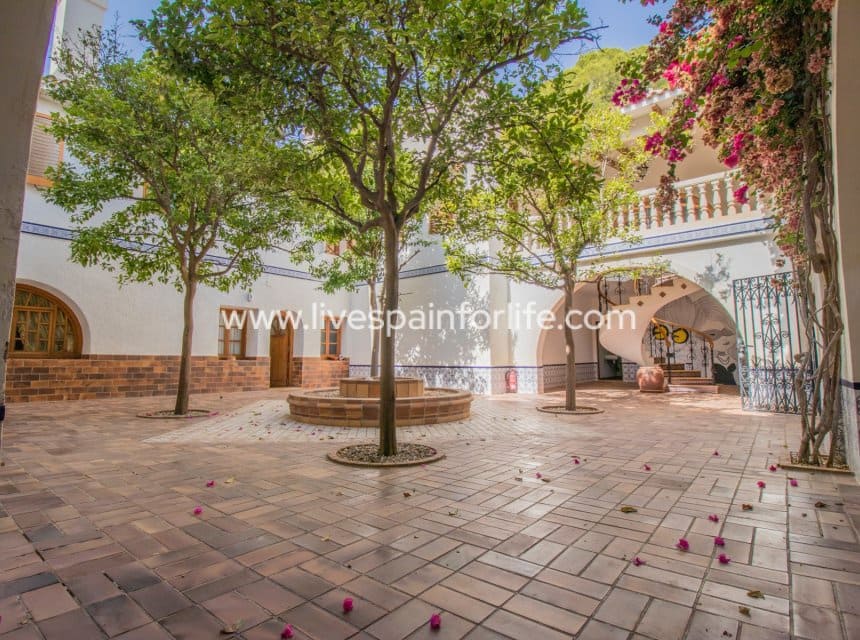 8 bedroom Business for sale in Novelda with pool garage - € 5,000,000 (Ref: 10117474)