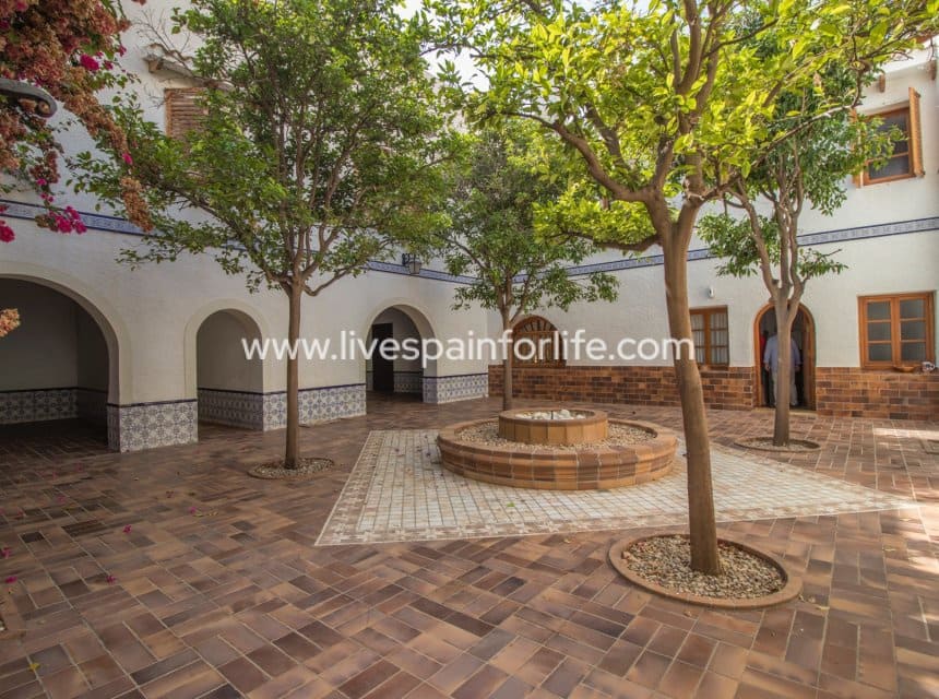 8 bedroom Business for sale in Novelda with pool garage - € 5,000,000 (Ref: 10117474)