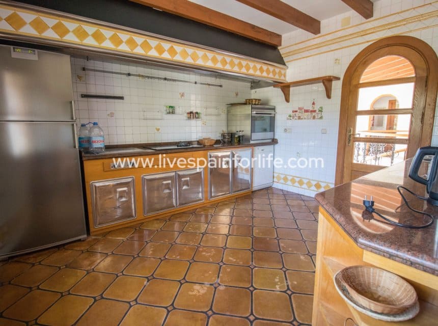8 bedroom Business for sale in Novelda with pool garage - € 5,000,000 (Ref: 10117474)
