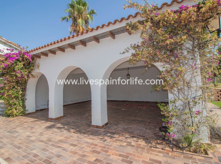 8 bedroom Business for sale in Novelda with pool garage - € 5,000,000 (Ref: 10117474)
