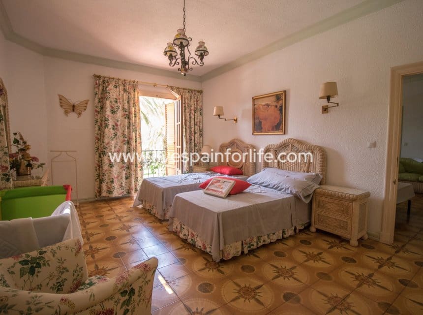 8 bedroom Business for sale in Novelda with pool garage - € 5,000,000 (Ref: 10117474)