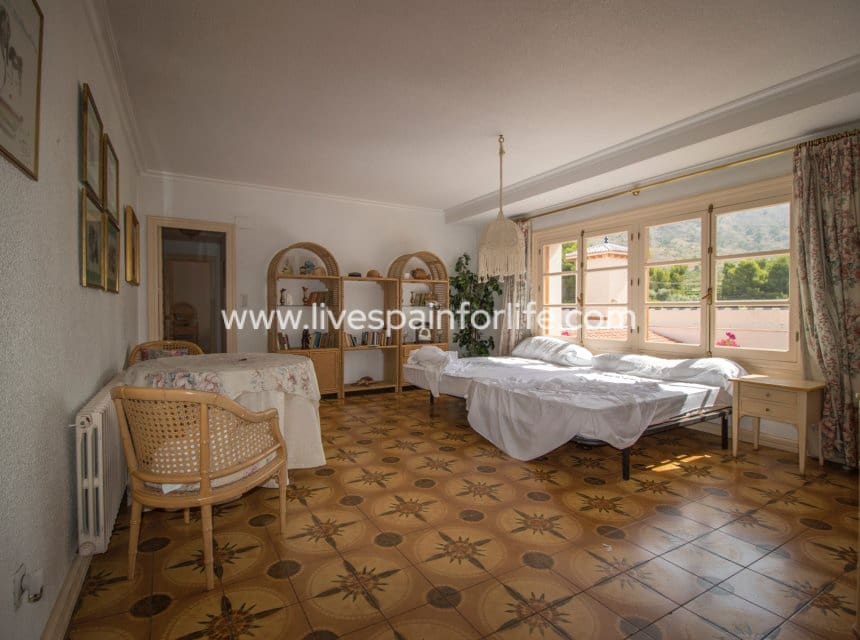 8 bedroom Business for sale in Novelda with pool garage - € 5,000,000 (Ref: 10117474)