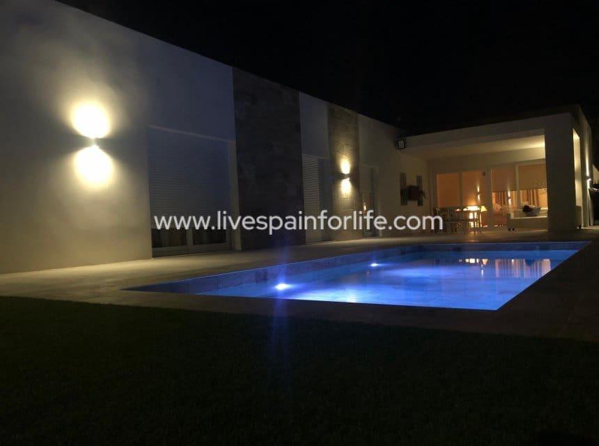 3 quarto Moradia para venda em La Romana com piscina garagem - 362 040 € (Ref: 10140147)