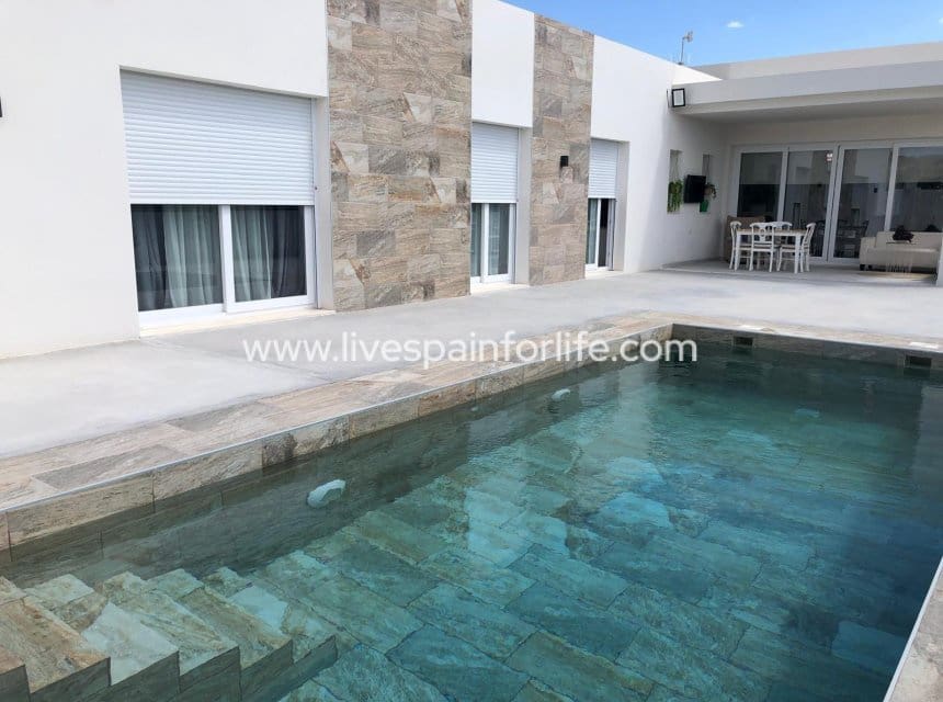 3 quarto Moradia para venda em La Romana com piscina garagem - 362 040 € (Ref: 10140147)