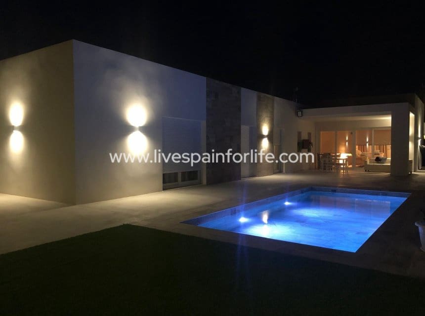 3 quarto Moradia para venda em La Romana com piscina garagem - 362 040 € (Ref: 10140147)