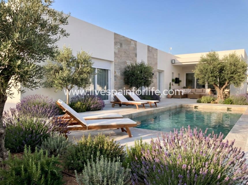3 quarto Moradia para venda em La Romana com piscina garagem - 362 040 € (Ref: 10140147)