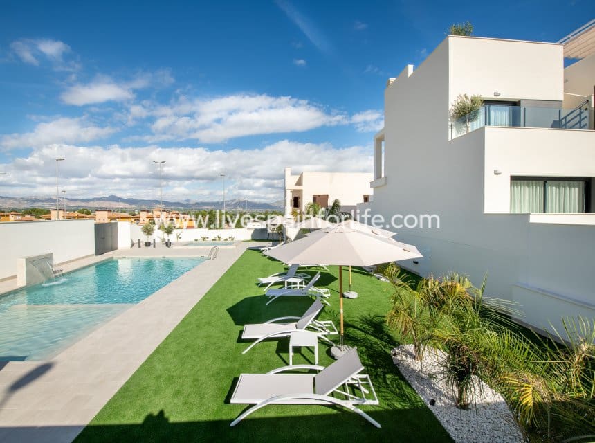 3 bedroom Townhouse for sale in Cox with pool garage - € 223,000 (Ref: 10140281)