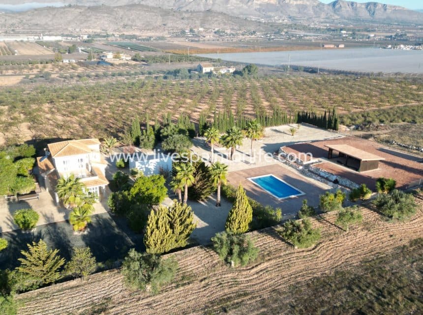 3 soverom Villa til salgs i Hondon de las Nieves med svømmebasseng garasje - € 450 000 (Ref: 10140285)