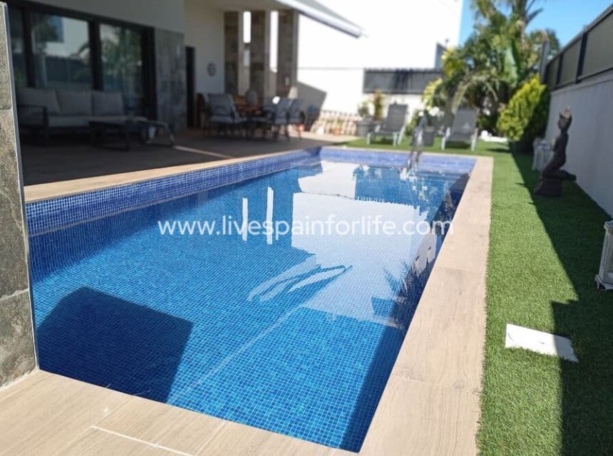 3 Zimmer Villa zu verkaufen in Daya Nueva mit Pool Garage - 750.000 € (Ref: 10144735)