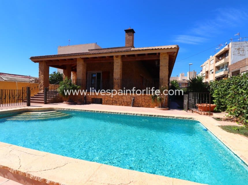 5 bedroom Villa for sale in Rojales with pool - € 600,000 (Ref: 10153927)