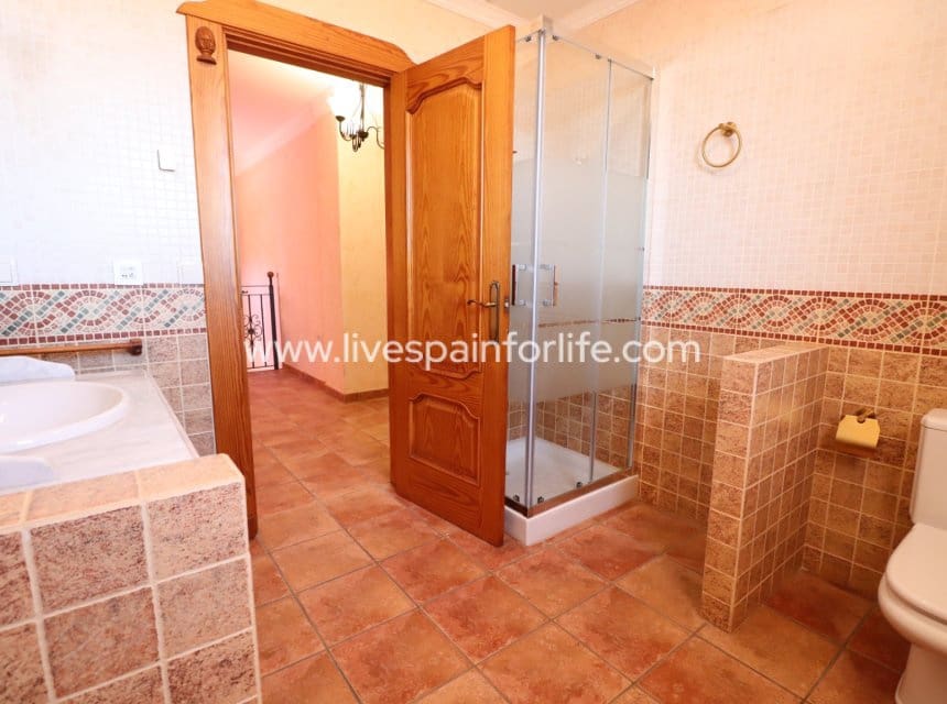 5 bedroom Villa for sale in Rojales with pool - € 600,000 (Ref: 10153927)
