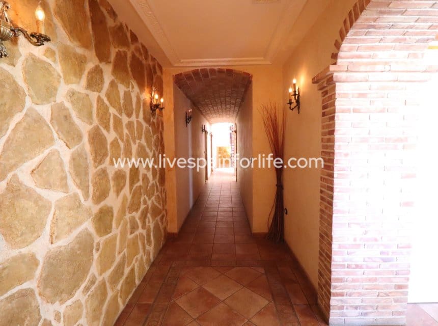 5 bedroom Villa for sale in Rojales with pool - € 600,000 (Ref: 10153927)