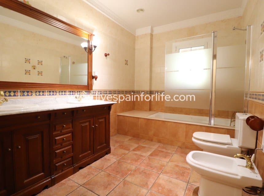 5 bedroom Villa for sale in Rojales with pool - € 600,000 (Ref: 10153927)