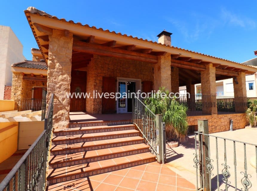 5 bedroom Villa for sale in Rojales with pool - € 600,000 (Ref: 10153927)