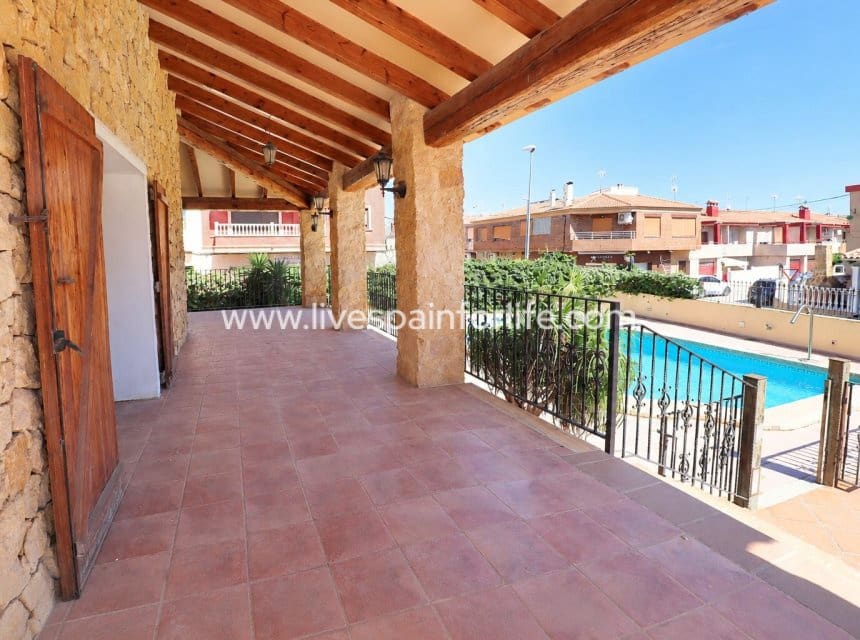 5 bedroom Villa for sale in Rojales with pool - € 600,000 (Ref: 10153927)