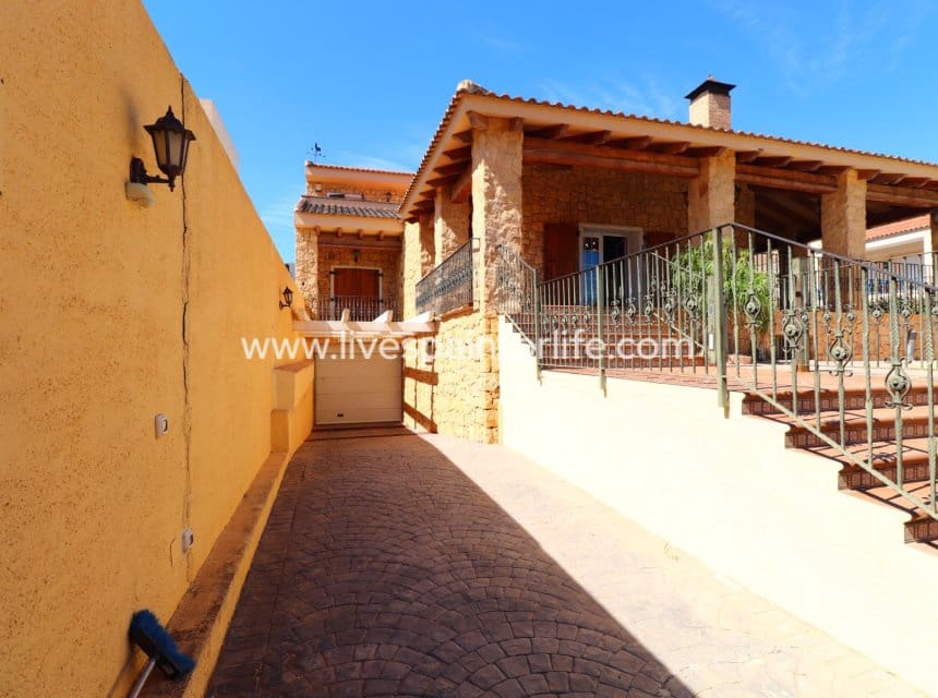 5 bedroom Villa for sale in Rojales with pool - € 600,000 (Ref: 10153927)