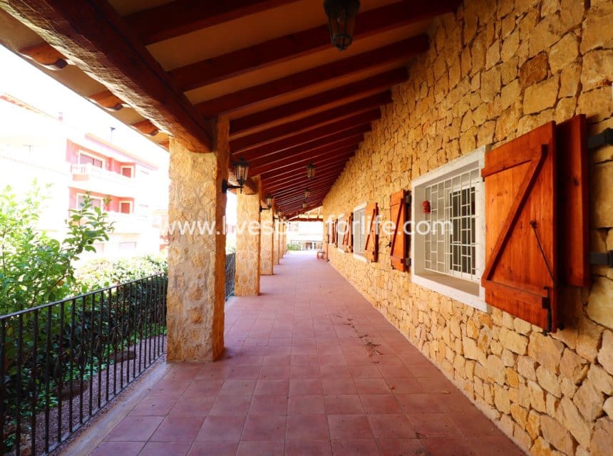 5 bedroom Villa for sale in Rojales with pool - € 600,000 (Ref: 10153927)