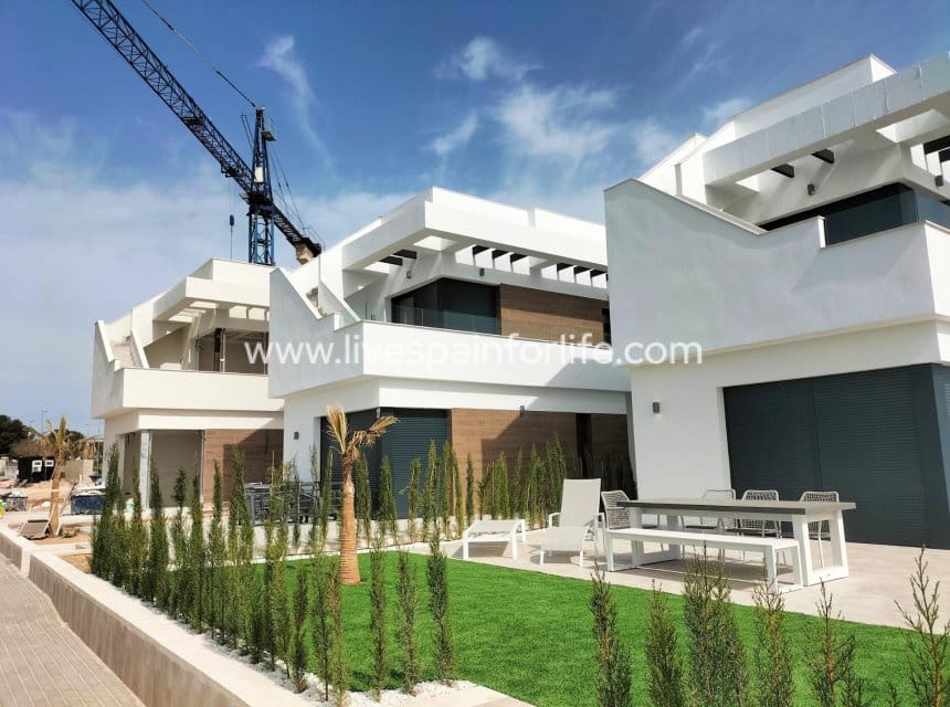 3 soveværelse Villa til salg i Pilar de la Horadada med swimmingpool garage - € 420.000 (Ref: 10153932)