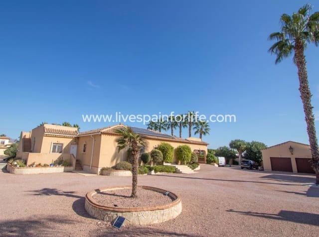 4 soveværelse Finca/Landehus til salg i Catral med swimmingpool garage - € 649.999 (Ref: 10156772)