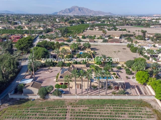 4 soveværelse Finca/Landehus til salg i Catral med swimmingpool garage - € 649.999 (Ref: 10156772)
