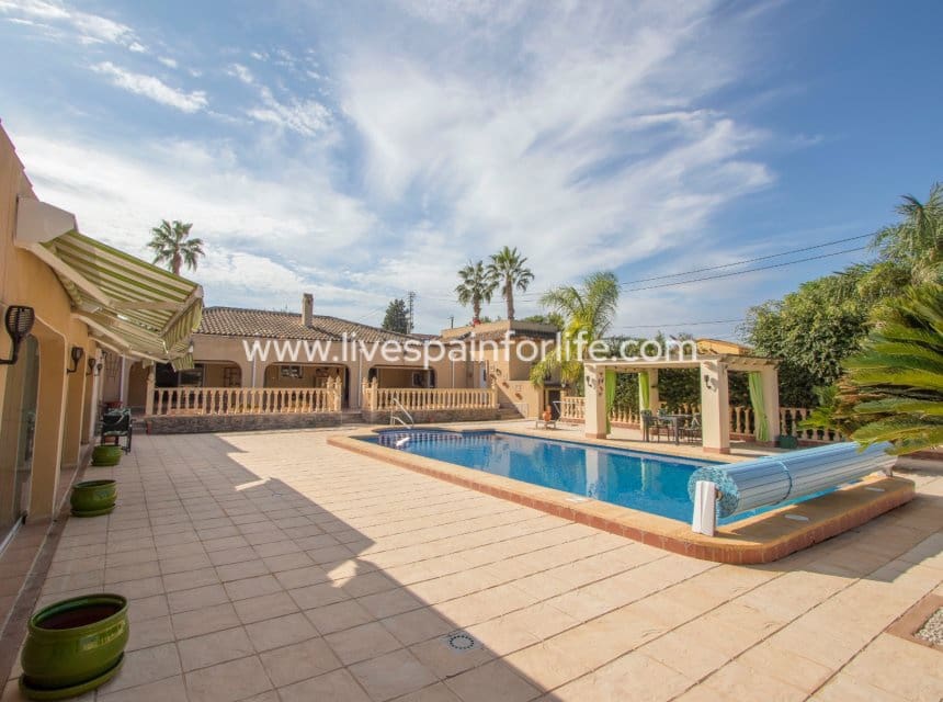 4 soveværelse Finca/Landehus til salg i Catral med swimmingpool garage - € 649.999 (Ref: 10156774)