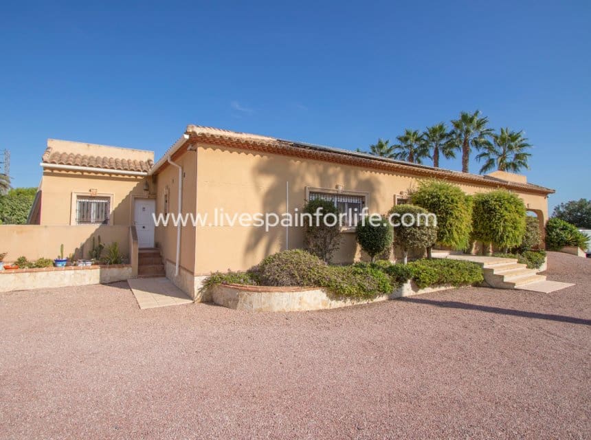 4 soveværelse Finca/Landehus til salg i Catral med swimmingpool garage - € 649.999 (Ref: 10156774)