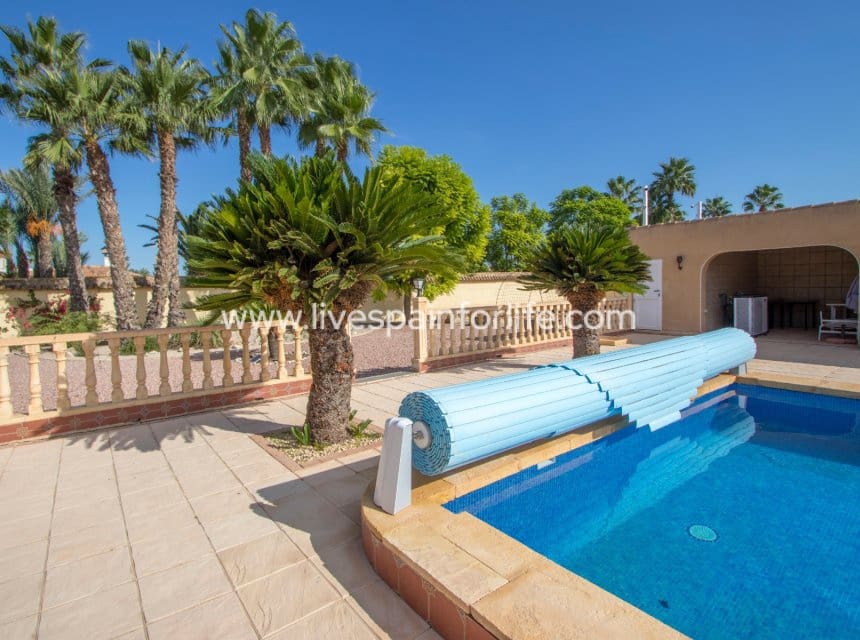 4 soveværelse Finca/Landehus til salg i Catral med swimmingpool garage - € 649.999 (Ref: 10156774)