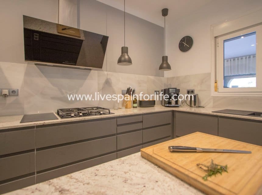 4 sypialnia Finka/Dom wiejski na sprzedaż w Miasto Alicante / Alacant z basenem garażem - 649 999 € (Ref: 10156775)