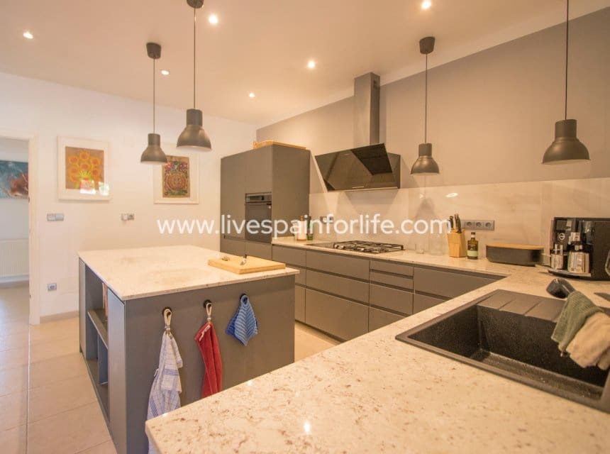 4 sypialnia Finka/Dom wiejski na sprzedaż w Miasto Alicante / Alacant z basenem garażem - 649 999 € (Ref: 10156775)