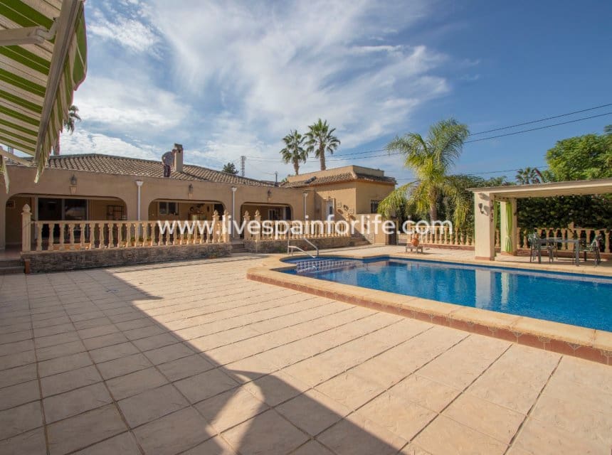 4 soveværelse Finca/Landehus til salg i Catral med swimmingpool garage - € 649.999 (Ref: 10156776)