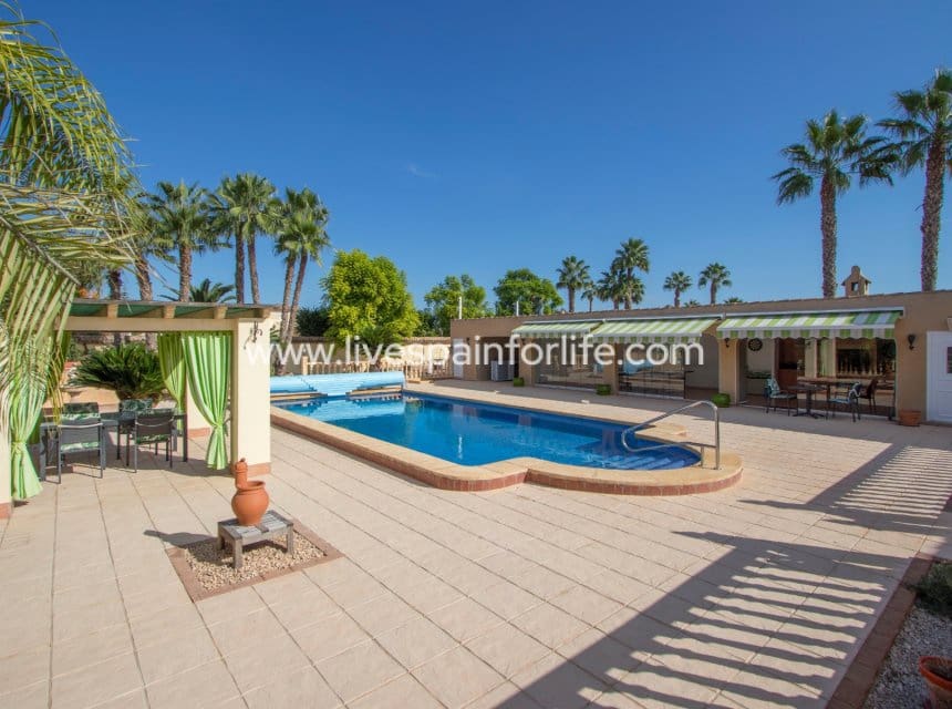 4 soveværelse Finca/Landehus til salg i Catral med swimmingpool garage - € 649.999 (Ref: 10156776)