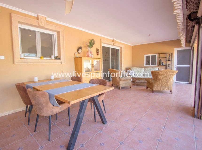 4 soveværelse Finca/Landehus til salg i Catral med swimmingpool garage - € 649.999 (Ref: 10156776)