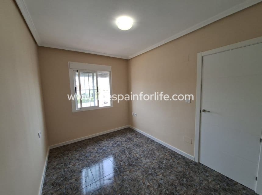 2 soverom Bungalow til salgs i Alicante by med svømmebasseng - € 149 000 (Ref: 10175718)