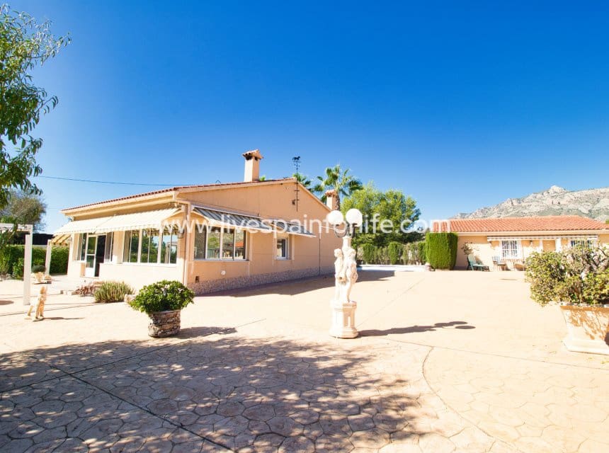 4 chambre Finca/Maison de Campagne à vendre à Albatera avec piscine garage - 349 950 € (Ref: 10179352)