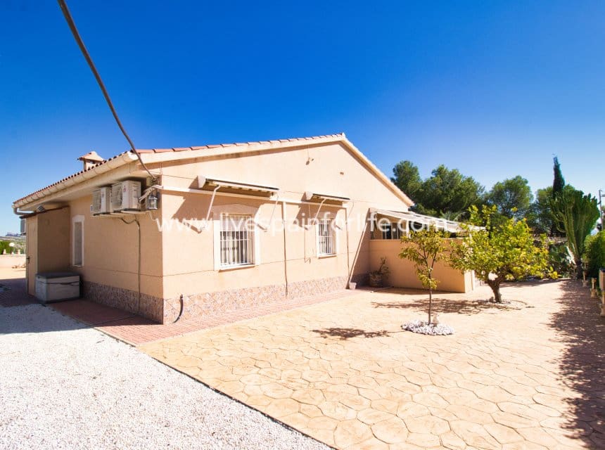4 chambre Finca/Maison de Campagne à vendre à Albatera avec piscine garage - 349 950 € (Ref: 10179352)