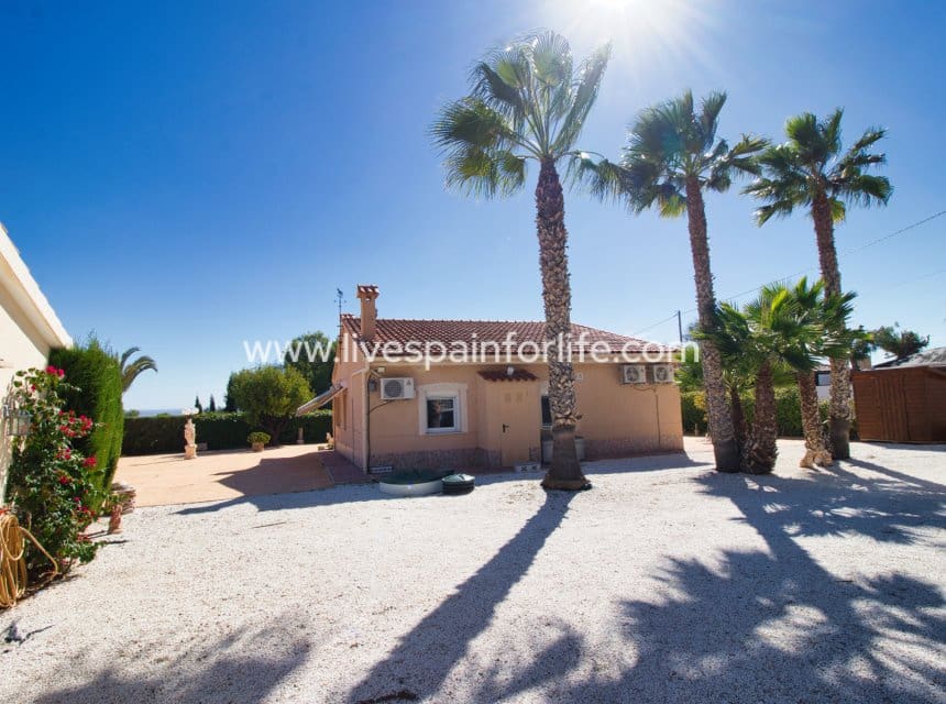 4 chambre Finca/Maison de Campagne à vendre à Albatera avec piscine garage - 349 950 € (Ref: 10179352)